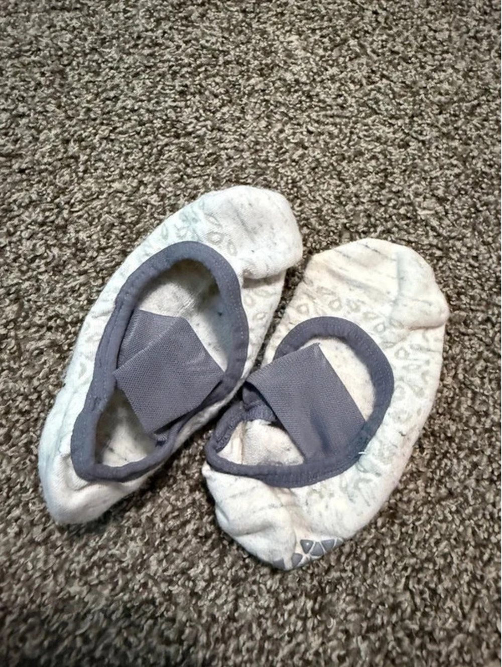 TAVI Women’s Grip Socks Gray White Non Slip Pilates Barre Yoga Ballet Style